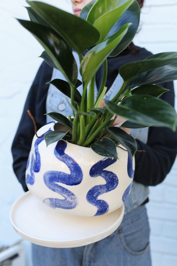 Maceta cerámica artesanal con diseño de ondas azules, macetas para estilo boho materiales y colores