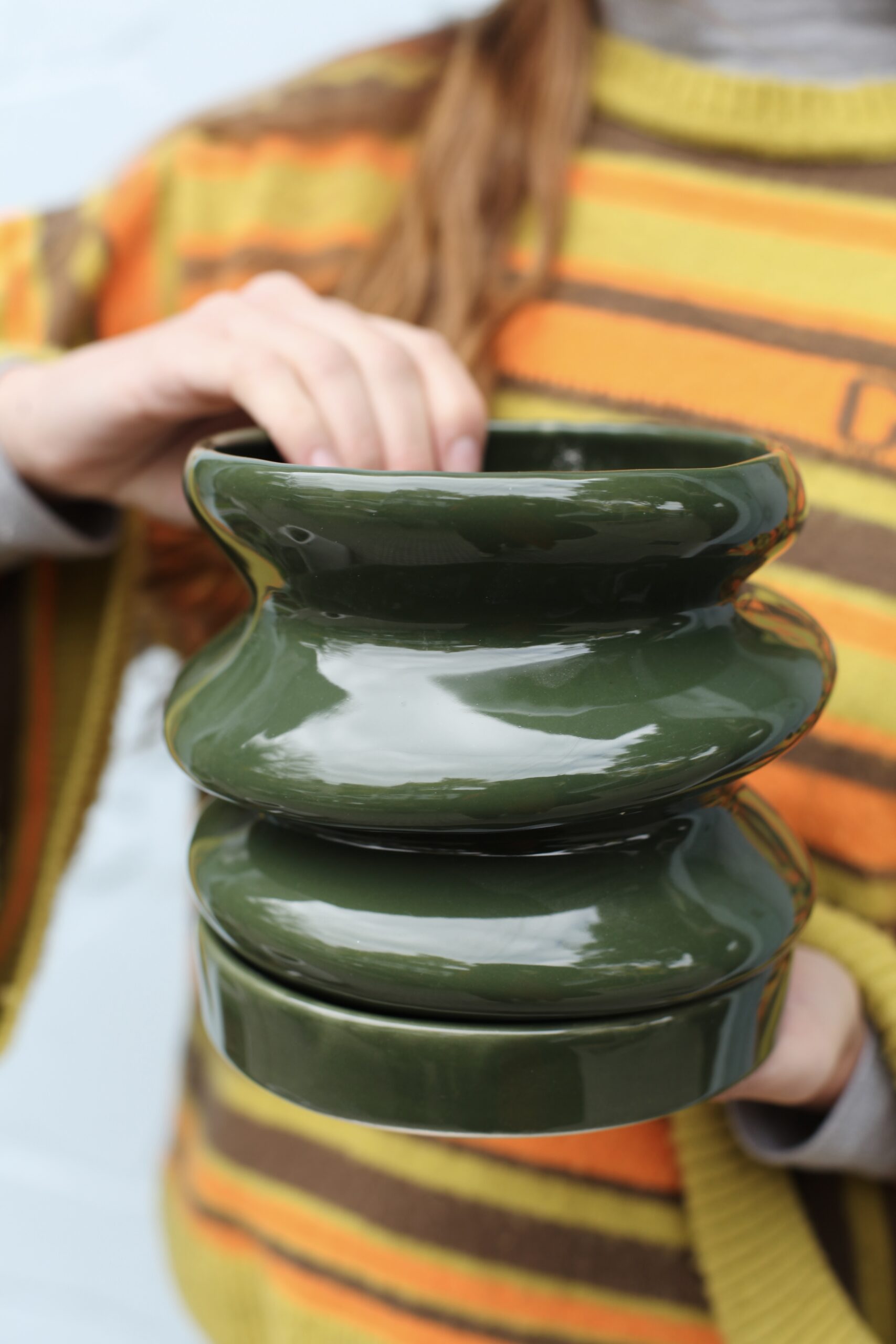 Maceta cerámica verde oscura de diseño moderno, tendencias en macetas 2026